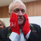 Posando con unos guantes regalados en Scotstoun, en un acto de campaña.