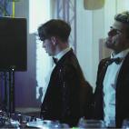 Una pareja de DJs para la fiesta.
