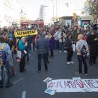 Unas 200 personas protestan en Barcelona frente al Consulado francés contra las cargas en La Jonquera