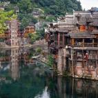 Posiblemente, Fenghuang sea la joya de la corona de esta lista. Pocos pueblos quedan tan pintorescos y bien conservados. Casas típicas de madera con vistas al río, puentes que cruzan y su nombramiento Patrimonio de la Humanidad le dan ese to...