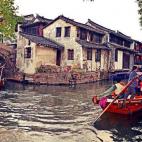 Zhouzhuang es un pueblo fluvial situado a 120 kilómetros de Shangai. Es famoso por las góndolas que recorren sus ríos, por los puentes y por lo bien conservada que está. Ver más fotos de Zhouzhuang