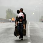 Septiembre de 2015. Un refugiado sirio besa a su hija mientras camina bajo la tormenta en la frontera entre Grecia y Macedonia.