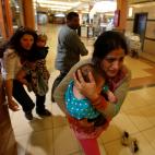 Septiembre de 2013. Dos mujeres huyen con sus hijos durante un tiroteo en un centro comercial en Nairobi (Kenia).