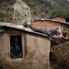 Febrero de 2014. Una joven nepal&iacute; se refugia en su cobertizo en la localidad de Legudsen, al oeste del pa&iacute;s.