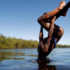 Mayo de 2012. Un joven yawalapiti se sumerge en el r&iacute;o Xingu en Brasil.