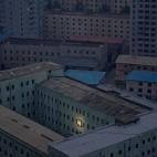 Octubre de 2011. Un edificio de Pyongyang, capital de Corea del Norte, decorado con la fotograf&iacute;a del fundador del pa&iacute;s, Kim Ill-sung.