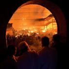 Marzo de 2011. Un grupo de personas observa un incendio en un barrio pobre de Bombay (India).