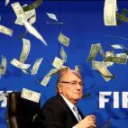 Julio de 2015. El presidente de la FIFA, Sepp Blatter, mientras le caen d&oacute;lares lanzados por el comediante brit&aacute;nico Lee Nelson en protesta por la corrupci&oacute;n en este organismo.