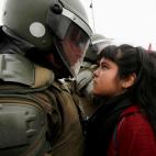 Septiembre de 2011. Una manifestante se encara con un polic&iacute;a en Santiago de Chile.