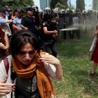 Mayo de 2013. Un polic&iacute;a turco dispara gas pimienta a una manifestante en Estambul.