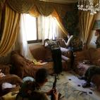 Agosto de 2012. Un soldado de la Armada Libre de Siria dispara desde una casa en Aleppo (Siria).