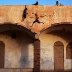 Febrero de 2013. Unos ni&ntilde;os juegan en la fachada del estadio de f&uacute;tbol de Gao (Mali).