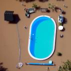 Junio de 2013. Imagen a&eacute;rea de una piscina rodeada de las inundaciones provocadas por el desbordamiento del r&iacute;o Elba en Alemania.