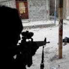 Marzo de 2017. Un miembro del Ej&eacute;rcito iraqu&iacute; abate a un terrorista suicida del Estado Isl&aacute;mico en Mosul.