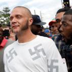 Octubre de 2017. Un nazi con sangre en la boca pasa junto a varios manifestantes negros que le insultan en el campus de la Universidad de Florida (EEUU).