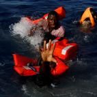 Abril de 2014. Varios migrantes tratan de mantenerse a flote durante una operaci&oacute;n de rescate en el Mediterr&aacute;neo, junto a las costas de Libia.
