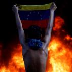 Junio de 2017. Un manifestante sujeta la bandera de Venezuela en Caracas.
