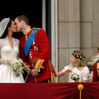 Abril de 2011. El pr&iacute;ncipe Guillermo y su mujer, Kate Middleton, se besan en el balc&oacute;n de Buckingham Palace tras su boda. No pierdan detalle de la peque&ntilde;a Grace Van Cutsem, abajo a la izquierda.