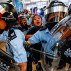 Septiembre de 2019. Una manifestante es detenida en Hong Kong durante unas protestas contra el Gobierno de China.