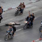Noviembre de 2012. Un grupo de palestinos armados arrastran por Gaza con sus motos el cuerpo sin vida de un hombre que supuestamente trabajaba para Israel.