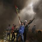 Abril de 2018. Manifestantes palestinos gritan durante una protesta contra Israel en la Franja de Gaza.