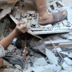 Agosto de 2014. Rescate de un joven palestino de los restos de su casa en Rafah (Franja de Gaza).