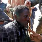 Marzo de 2011. Rebeldes amenazan a punta de pistola a un joven de Ras Lanuf (Libia) al que acusan de haber sido leal al l&iacute;der libio Muammar Gaddafi.