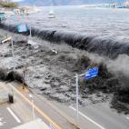 Marzo de 2011. Momento en el que el mar comienza a adentrarse en la tierra en la Ciudad de Miyako (Jap&oacute;n) durante el potente tsunami que asol&oacute; varias partes de este pa&iacute;s.