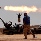 Septiembre de 2011. Militares contrarios a Gadafi lanzan un cohete junto a la localidad de Sirte (Libia).