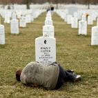 Marzo de 2013. Una mujer llora en el Cementerio de Arlington (Virginia, EEUU) junto a la tumba de su hermano, un militar del Ej&eacute;rcito de EEUU muerto en Afganist&aacute;n.
