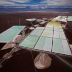 Enero de 2013. Imagen a&eacute;rea de las piscinas de salmuera de la planta de litio de Rockwood, en el desierto de Atacama en Chile.