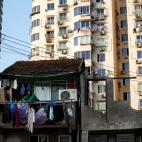 Diciembre de 2010. Una mujer tiende en su casa de Shanghai (China), que ser&iacute;a demolida para construir nuevos apartamentos.