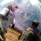 Septiembre de 2011. Una mujer huye de la ciudad de Bani Walid (Libia).