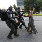 Julio de 2016. La activista Ieshia Evans es detenida durante una manifestaci&oacute;n contra la brutalidad policial en Baton Rouge (Lousiana, EEUU).