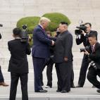 Junio de 2019. Donald Trump, presidente de EEUU, y Kim Jong Un, l&iacute;der de Corea del Norte, se saludan en la zona desmilitarizada que separa ambas coreas.