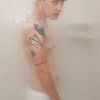 Octubre de 2011. Harrison Massie, un joven transg&eacute;nero de 22 a&ntilde;os, posa en la ducha del apartamento de su madre en Saint Louis (Misuri, EEUU).
