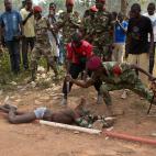 Febrero de 2014. Un soldado apu&ntilde;ala el cuerpo de un hombre asesinado tras ser acusado de unirse a fuerzas rebeldes en Bangui (Rep&uacute;blica Centroafricana).