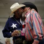 Abril de 2015. Gordon Satterly besa a su marido Richard Brand durante una fiesta en Little Rock (Arkansas, EEUU).