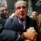 Diciembre de 2010. El exministro conservador Kostis Hatzidakis resulta herido tras ser atacado con palos y piedras en Atenas (Grecia) por manifestantes al grito de "&iexcl;Ladrones, verg&uuml;enza!".