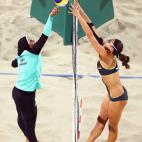 Agosto de 2016. Doaa Elghobashy, de Egipto, y Kira Walkenhorst, de Alemania, saltan a por una pelota durante un partido de voleibol celebrado durante los Juegos de R&iacute;o 2016.