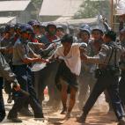 Marzo de 2015. La Polic&iacute;a golpea a un estudiante que protestaba en Letpadan (Myanmar).