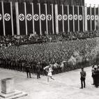 Muchos regímenes han usado los Juegos Olímpicos para hacerse ver a nivel internacional. 
Posiblemente la primera vez que se utilizó el evento como parte del aparato propagandístico de un estado fue en Berlín 1936, cuando la  como la Alemani...