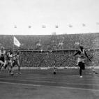Contra todos los preceptos del nazismo el estadounidense Jesse Owens no dio opciones a sus rivales en la final de los 100m lisos de Berlín 1936.