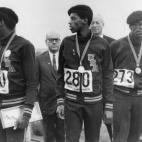 Los medallistas estadounidenses de 400 metros lisos winning, Lee Evans (oro), Larry James (plata) y Ron Freeman (bronce) aparecen con tres boinas negras en honor a sus compatriotas Tommie Smith y John Carlos, que fueron sancionados por hacer el ...