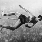 El soviético Valery Brumel fue el último campeón de salto de altura con la técnica de 'tijera'. Por ese entonces, los atletas trataban de superar el listón lanzando las piernas por delante del cuerpo.