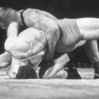 Dos luchadores pelean durante los Juegos Olímpicos de Berlín 1936.