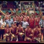 Tras décadas en las que la política y la Guerra Fría afectaron a los Juegos Olímpicos, como los boicots de Los Ángeles 1984 y Moscú 1980, en Seúl 1988 el equipo de baloncesto de la URSS ganó una de los últimos oros para el país soviét...