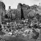 Esta imagen del Museo-Instituto del Genocidio Armenio muestra a soldados turcos junto a numerosos restos humanos en Sheyxalan, una villa armenia del Cáucaso.