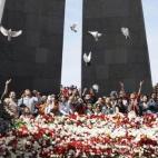 Armenios de Yerevan conmemoran el día del genocidio en 2008, en uno de los monumentos de conmemoración de la ciudad.