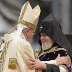 El Papa Francisco y Karekin II, patriarca de los armenios, se abrazan durante la polémica misa de Jorge Berboglio en la que llamó por primera vez "genocidio" a lo ocurrido en 1915.